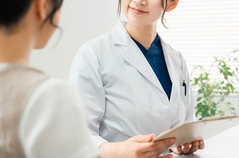診療中の女性医師