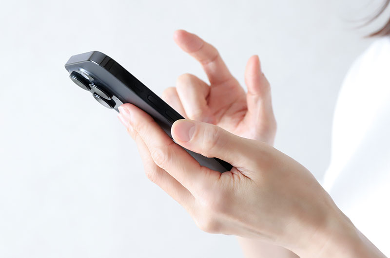 WEB予約をする女性