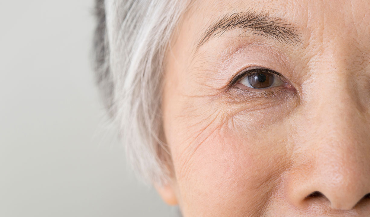 シニア女性の目元