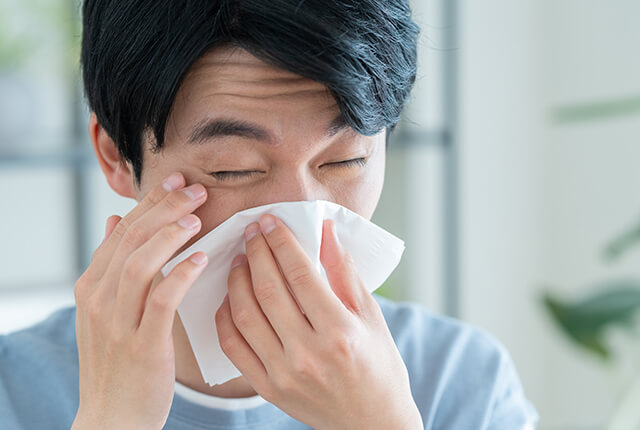 花粉症を発症している男性
